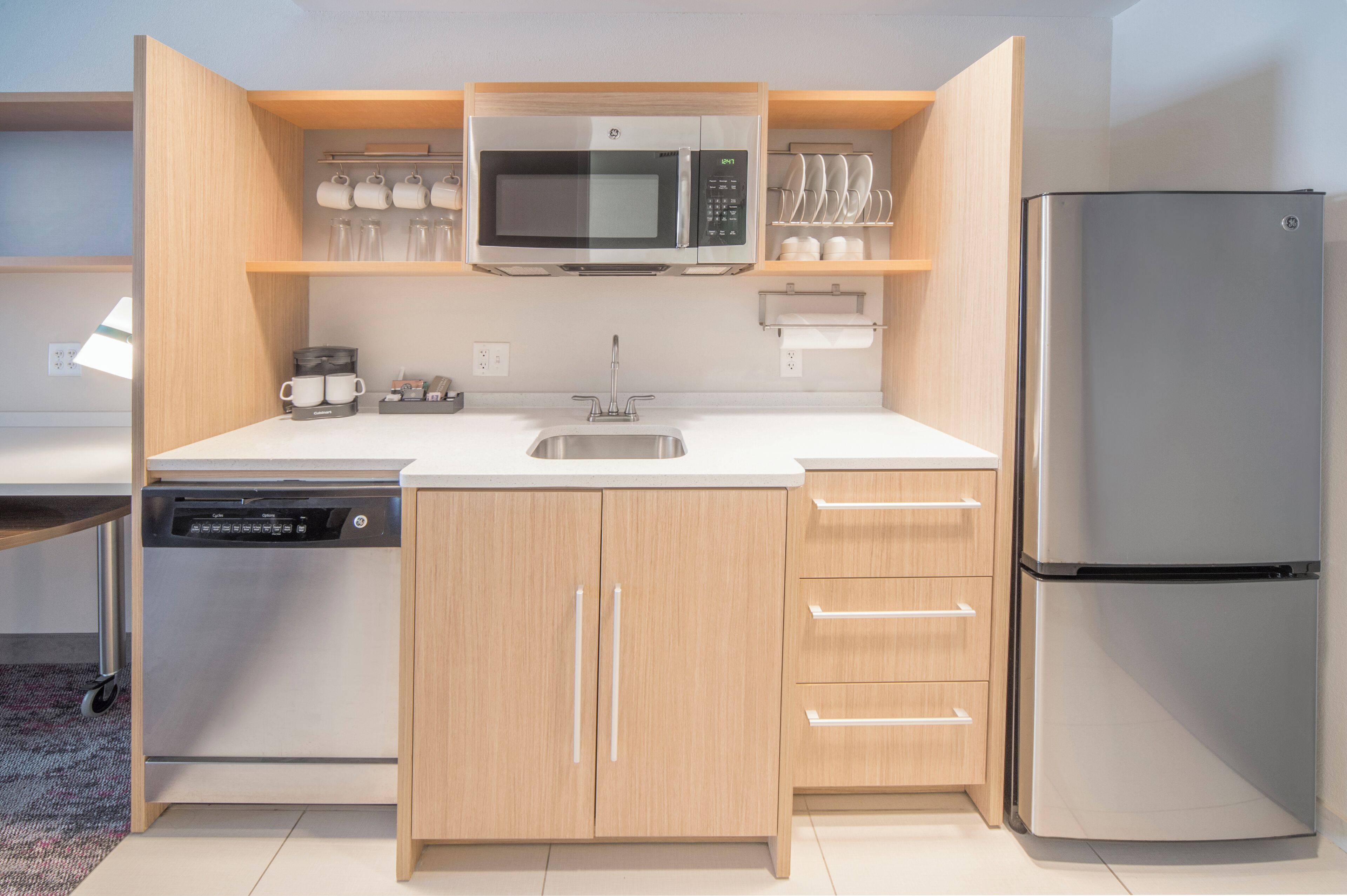 Refrigerador, microondas, lavavajillas y cafetera y tetera 