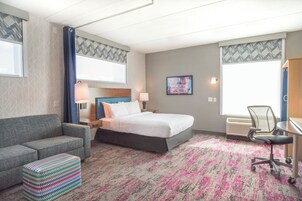 Ropa de cama hipoalergénica y caja de seguridad en la habitación 