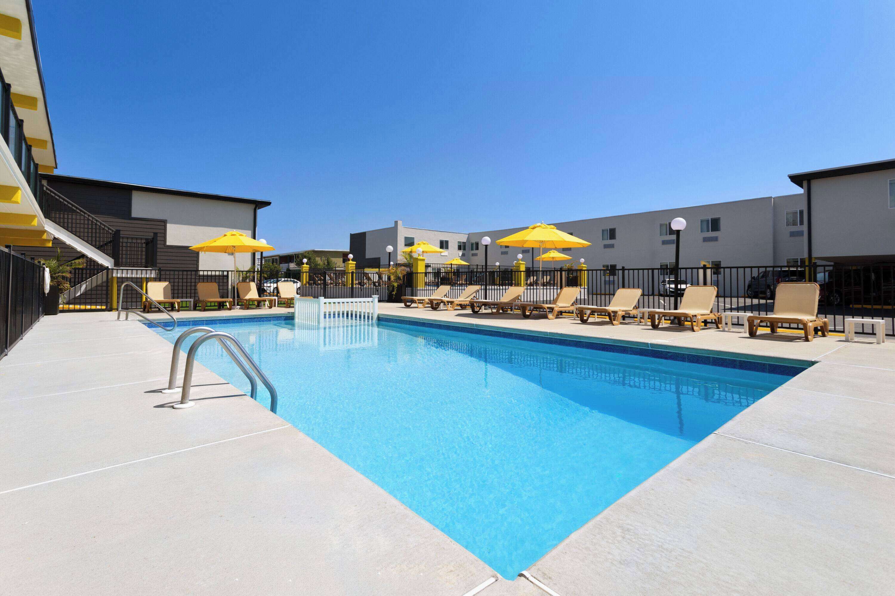 2 albercas al aire libre 