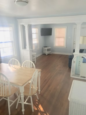 Maison Familiale, vue ville | Salle de séjour | Télévision de 32 pouces avec chaînes numériques