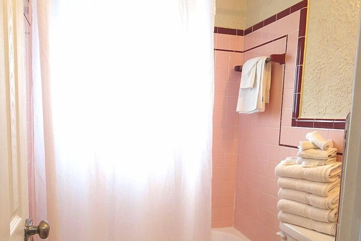 Standard Room, 1 Queen Bed | Bathroom | Combined shower/tub, free toiletries