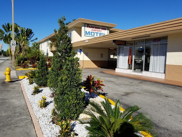 A motel with a sign indicating it is located near an airport.