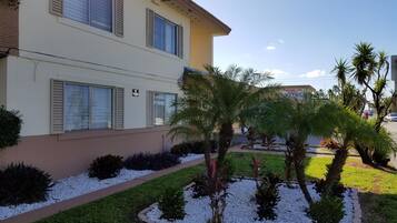 Vista frontal de la propiedad