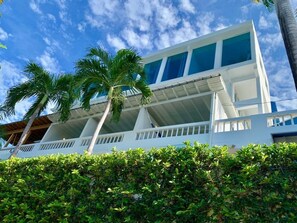 Ropa de cama de alta calidad, camas con pillow-top y wifi gratis