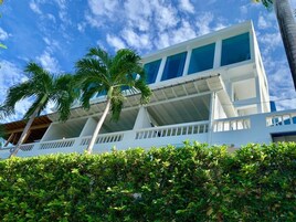 高档床上用品、加厚床垫、免费 WiFi、床单