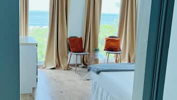 Panorama suite, 1 kingsize bed, uitzicht op oceaan | Luxe beddengoed, pillowtop-bedden, gratis wifi, beddengoed