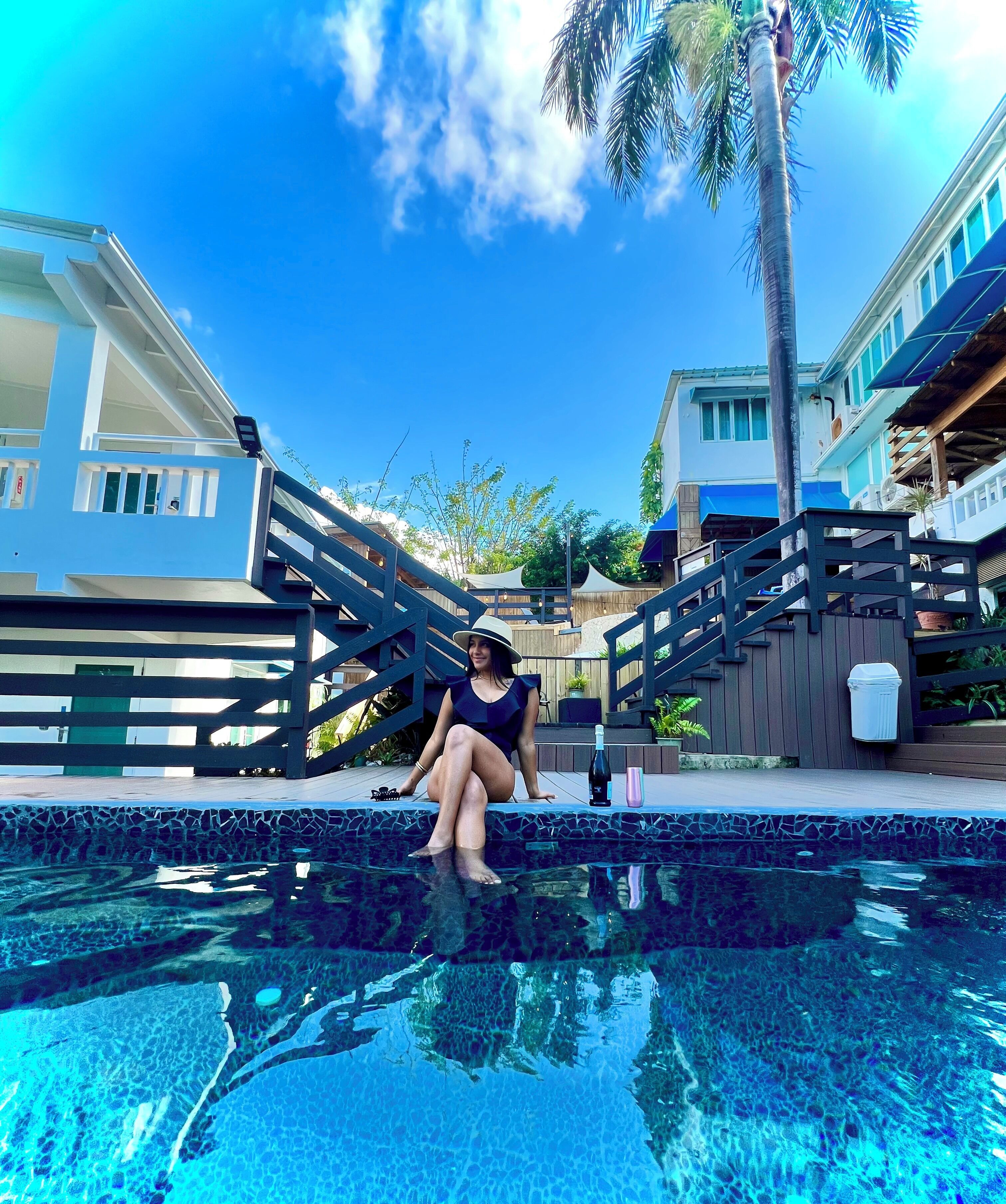 2 albercas al aire libre, acceso de 08:00 a 21:00, y camastros 