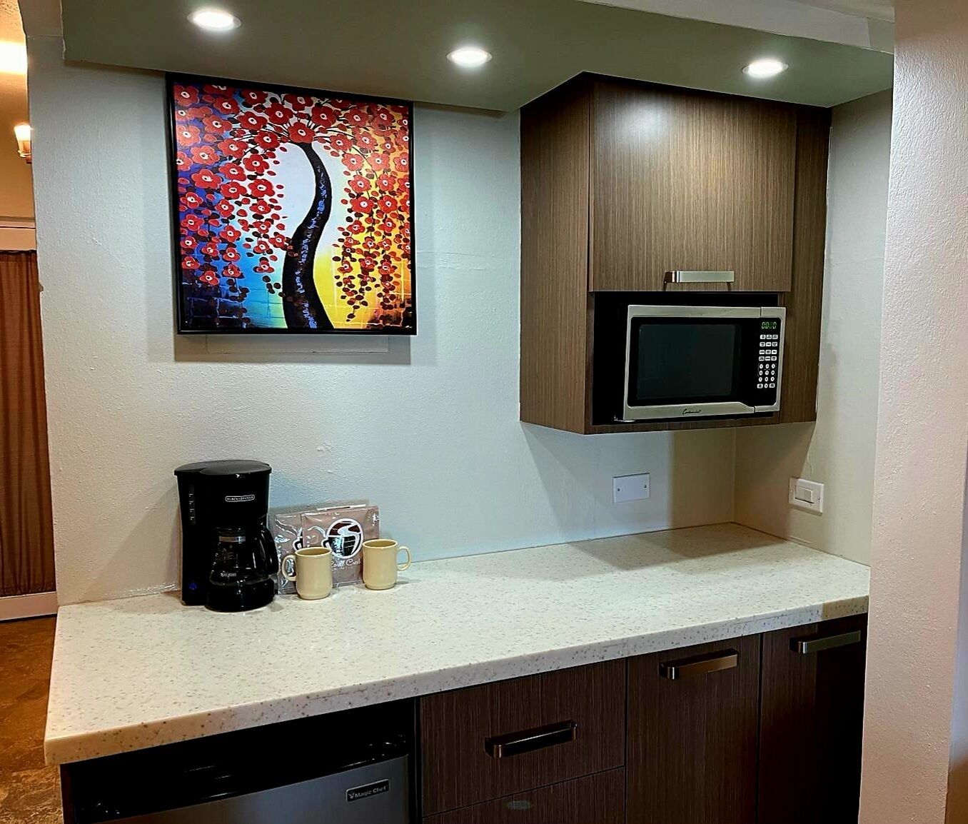 grand double room, 1 bedroom, partial ocean view | living area | smart tv