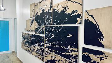 Un mur orné de plusieurs œuvres d’art abstrait.