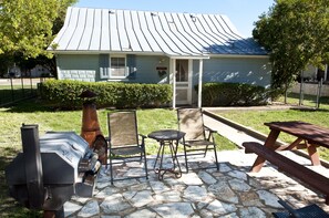 BBQ/picnic area - Blue Cottage (Fredericksburg)