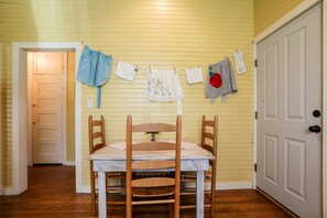 Cottage, 2 Bedrooms (Barbi & Keith's Kottage) | In-room dining