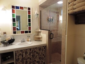 House, 3 Bedrooms (Forget Me Not) | Bathroom | Deep-soaking bathtub, free toiletries, towels