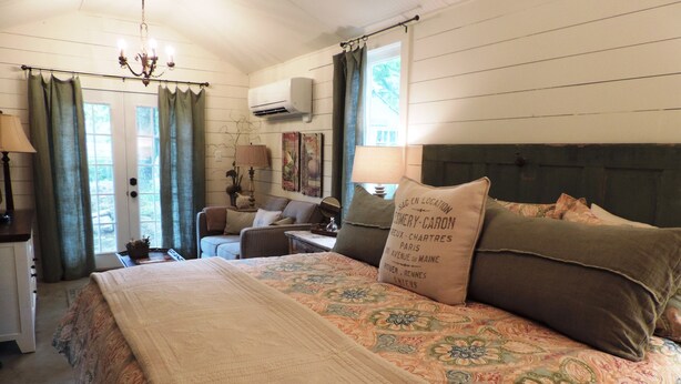 3 bedrooms, premium bedding, free WiFi - Forget Me Not (Fredericksburg)