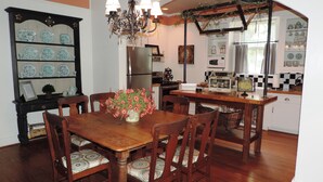 In-room dining - Forget Me Not (Fredericksburg)