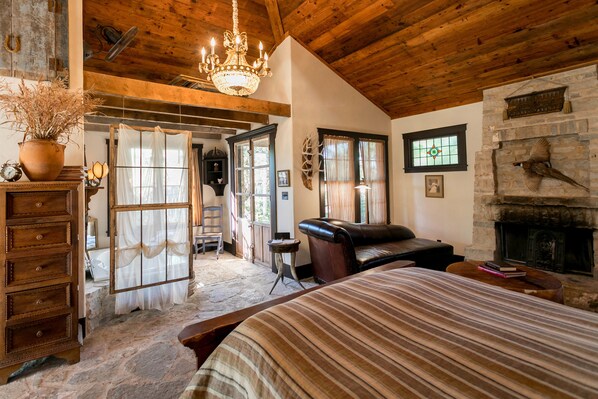 Cottage, 1 Bedroom, Non Smoking, Jetted Tub (Diamond Belle) | 1 bedroom, premium bedding - Diamond Belle at Palo Alto Crossing (Fredericksburg)