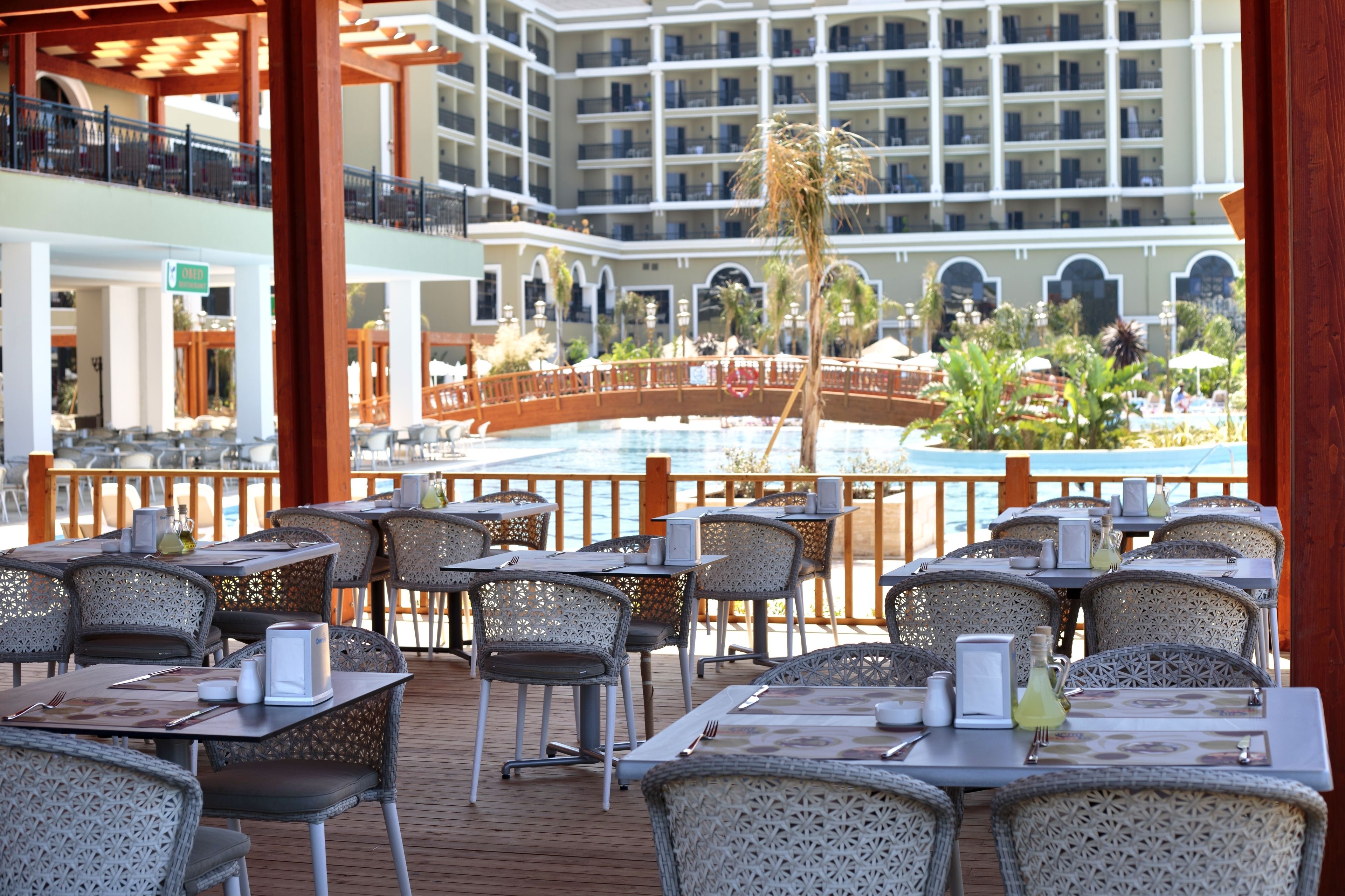 حيث تُقدم وجبات الإفطار، الغداء، العشاء، الأطباق العالمية