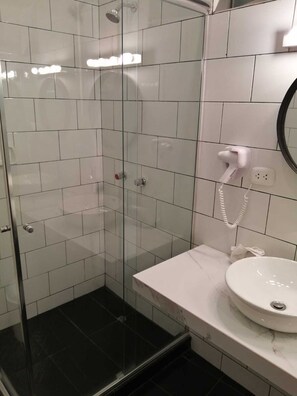 Shower, perlengkapan mandi gratis,  dan handuk