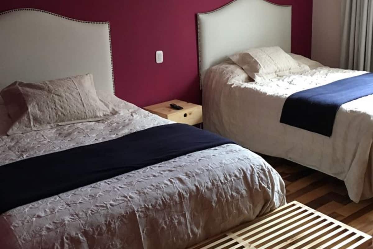 Quarto triplo standard | Cofres nos quartos, Wi-Fi de cortesia