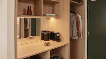 Studio | Luxe beddengoed, geluiddichte muren, een strijkplank/strijkijzer