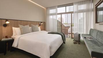 Deluxe King | Premium bedding, soundproofing, iron/ironing board, free WiFi