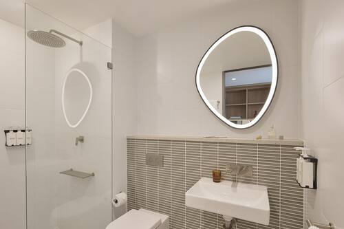 Deluxe kamer, 1 kingsize bed | Badkamer | Een douche, gratis toiletartikelen, een haardroger, handdoeken