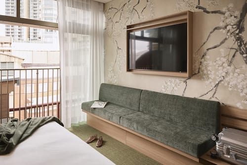 Deluxe King | Premium bedding, soundproofing, iron/ironing board, free WiFi