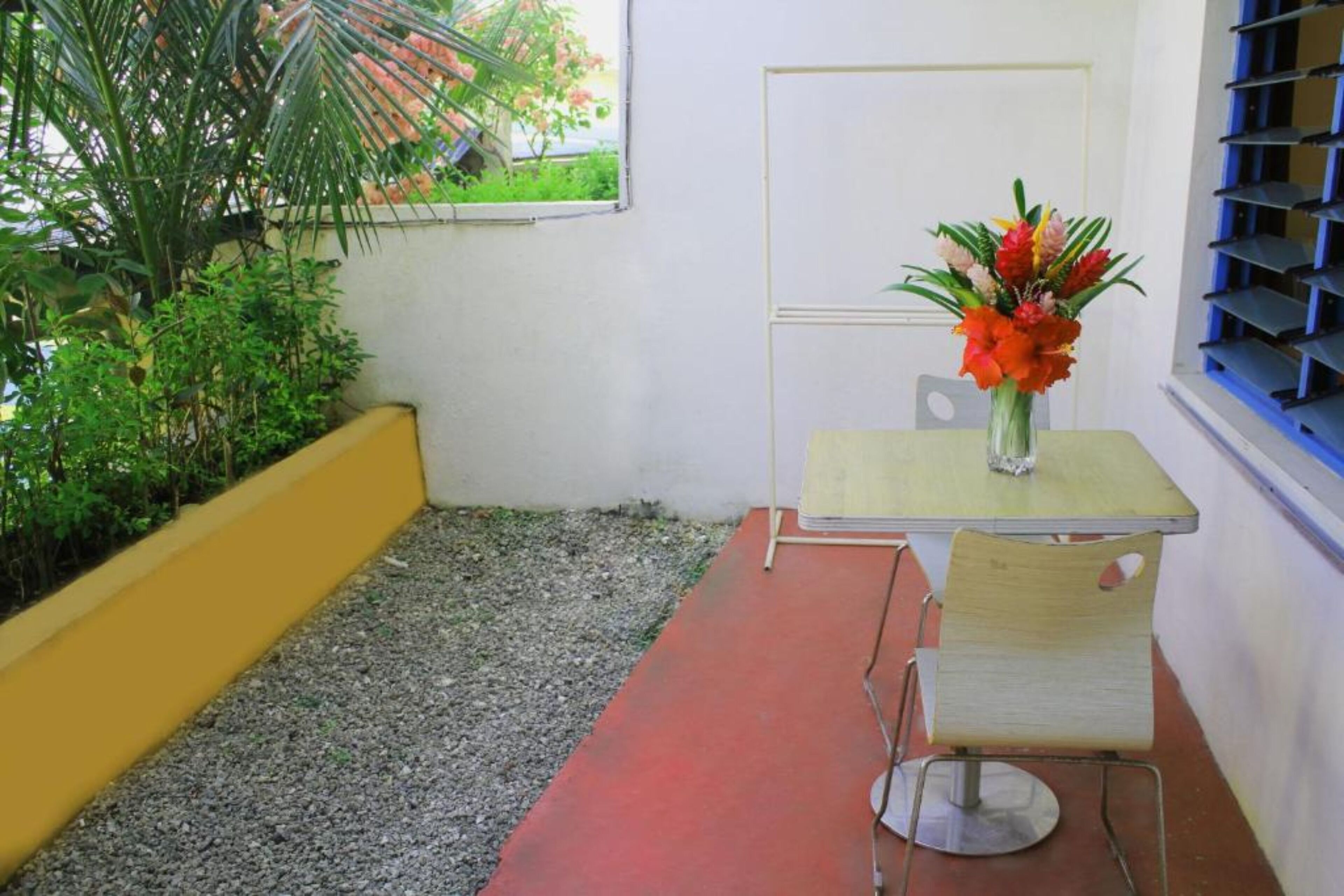 family room | premium bedding, in-room safe, iron/ironing board, bed sheets