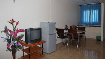 Basic Single Room, 1 Twin Bed | Private kitchen | Fridge, cookware/dishes/utensils
