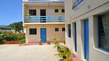 Vista frontal de la propiedad