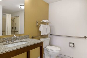 Bathtub, deep-soaking bathtub, hair dryer, towels - Quality Inn Palm Springs Downtown (Palm Springs)