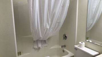 Combined shower/bathtub, rainfall showerhead, free toiletries, towels