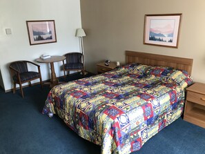 高档床上用品、办公桌、笔记本电脑工作区、免费 WiFi