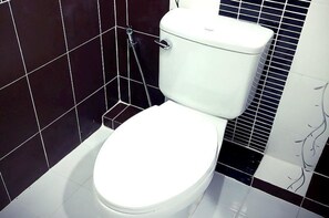 Shower, perlengkapan mandi gratis,  dan handuk