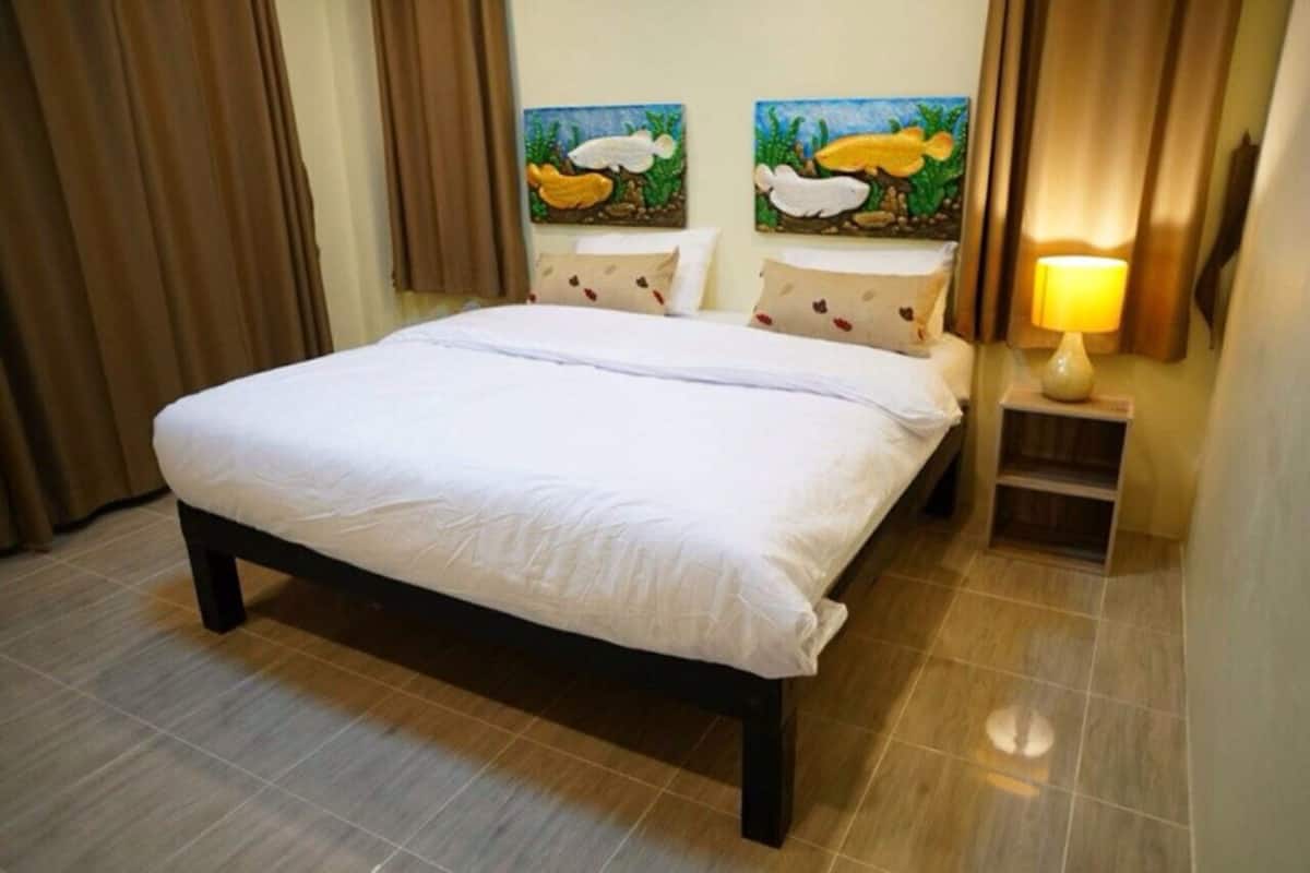 in-room safe, free wifi, bed sheets