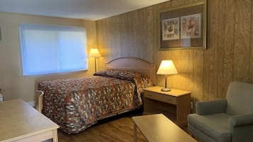 Standaard eenpersoonskamer, 1 kingsize bed, uitzicht op bergen | 1 slaapkamer, een bureau, een laptopwerkplek, verduisterende gordijnen