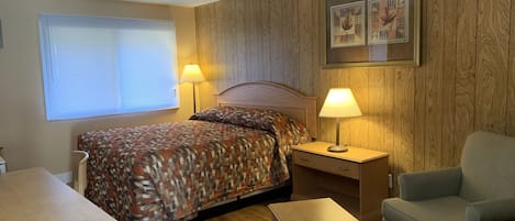 Standaard eenpersoonskamer, 1 kingsize bed, uitzicht op bergen | 1 slaapkamer, een bureau, een laptopwerkplek, verduisterende gordijnen
