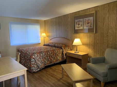 Escritorio, espacio para trabajar con laptop y cortinas blackout