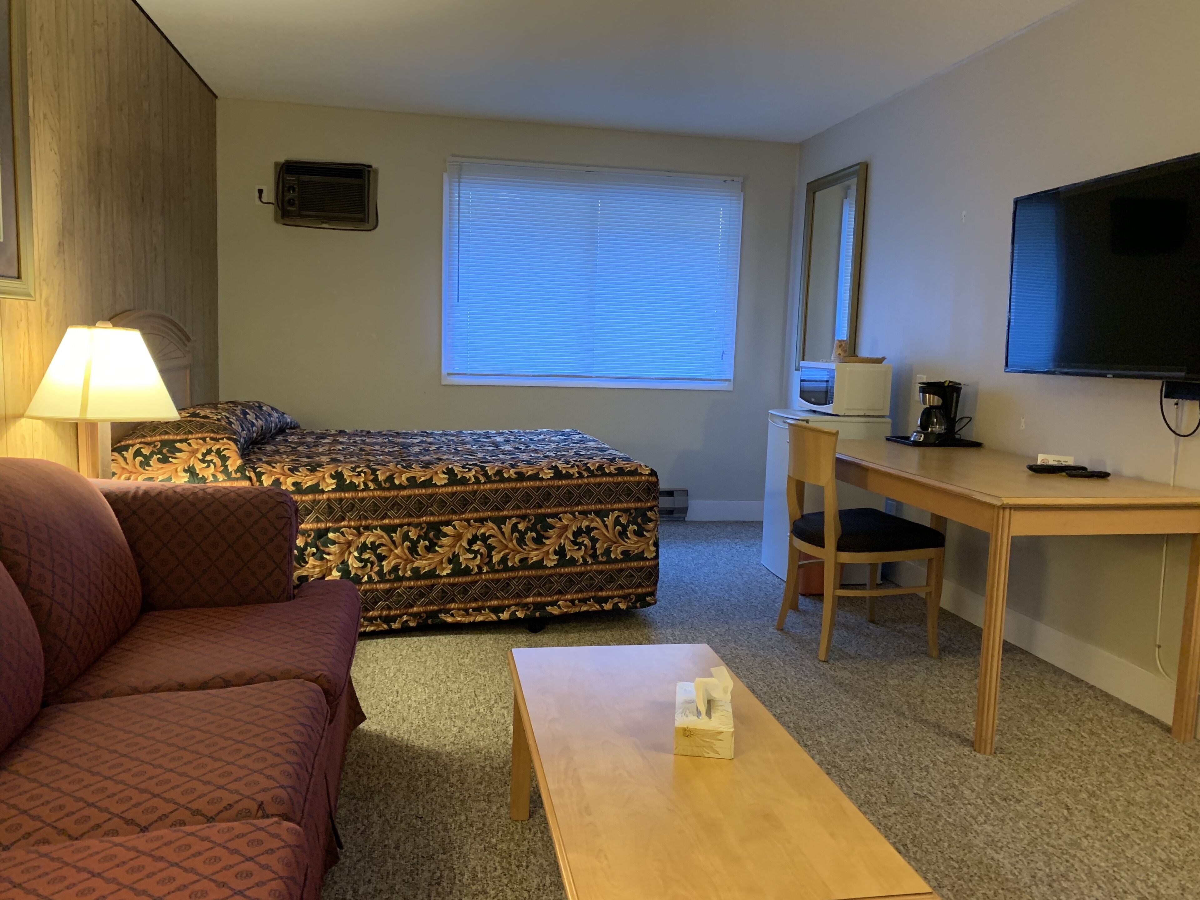 Comfort Single Room, 1 Queen Bed, Non Smoking, Mountain View | Desk, laptop workspace, blackout curtains, free wired Internet