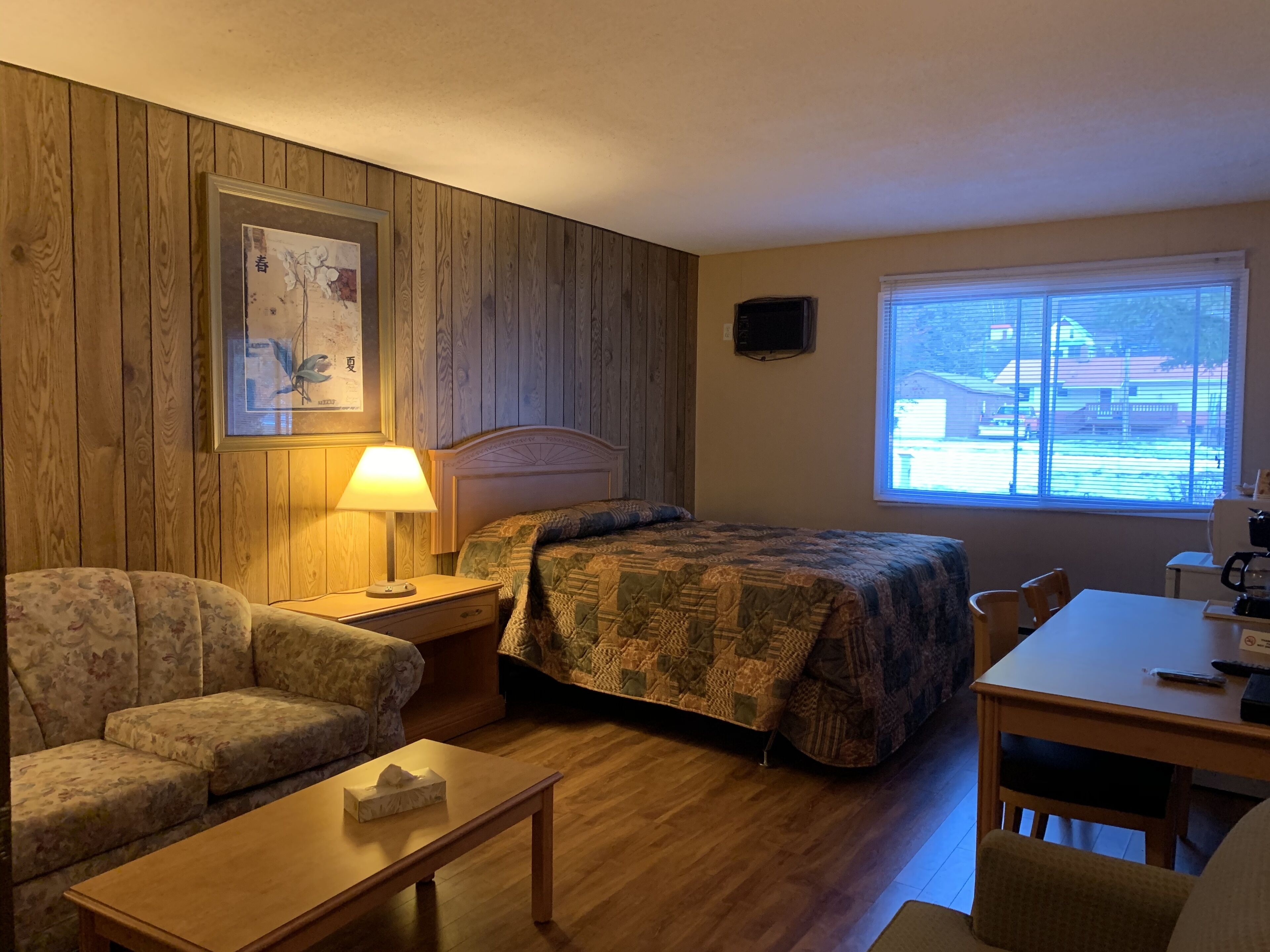 Comfort Single Room, 1 Queen Bed, Non Smoking, Mountain View | Desk, laptop workspace, blackout drapes, free wired internet