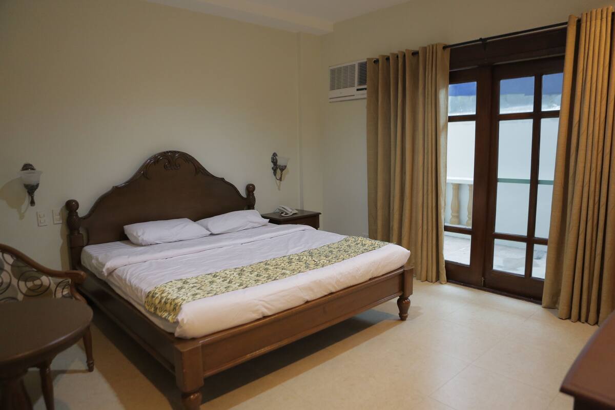 Deluxe Room, 1 Queen Bed | Desk, free WiFi
