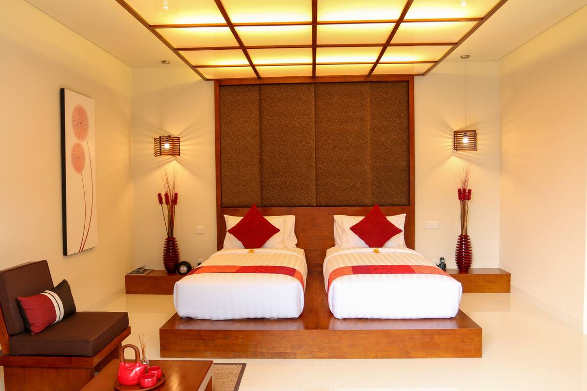 เครื่องนอนระดับพรีเมียม, มินิบาร์, ตู้นิรภัยในห้องพัก, โต๊ะทำงาน