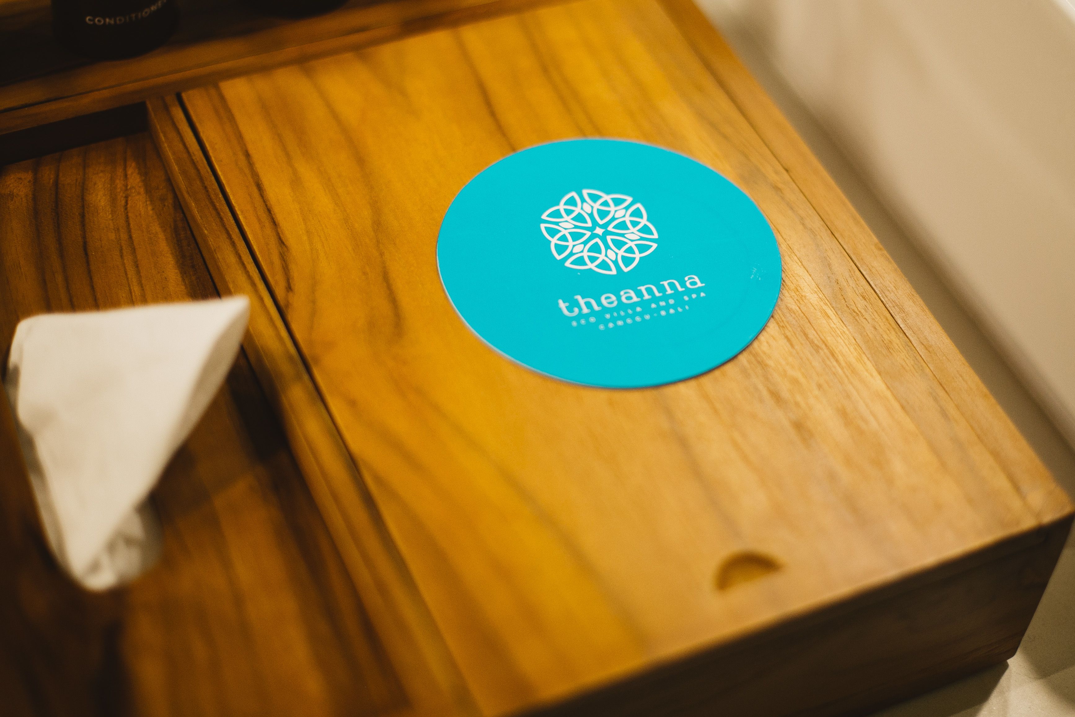 A wooden box with a blue circular label that reads "theanna."