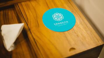 A wooden box with a blue circular label that reads "theanna."