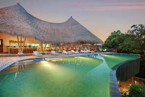 Quầy bar bên hồ bơi