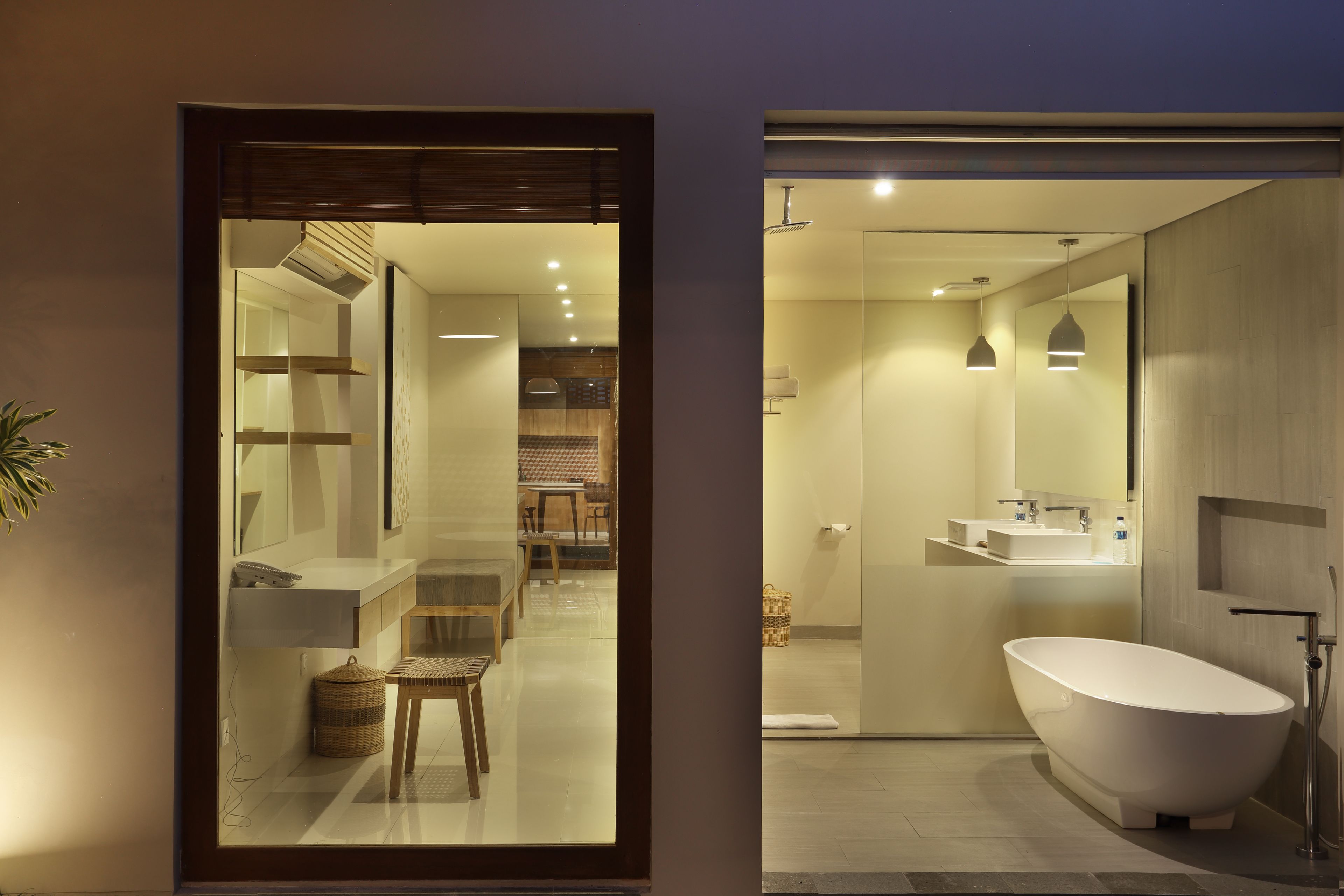 Un bagno moderno con una vasca freestanding, un mobile vanitario con specchio e una zona doccia.