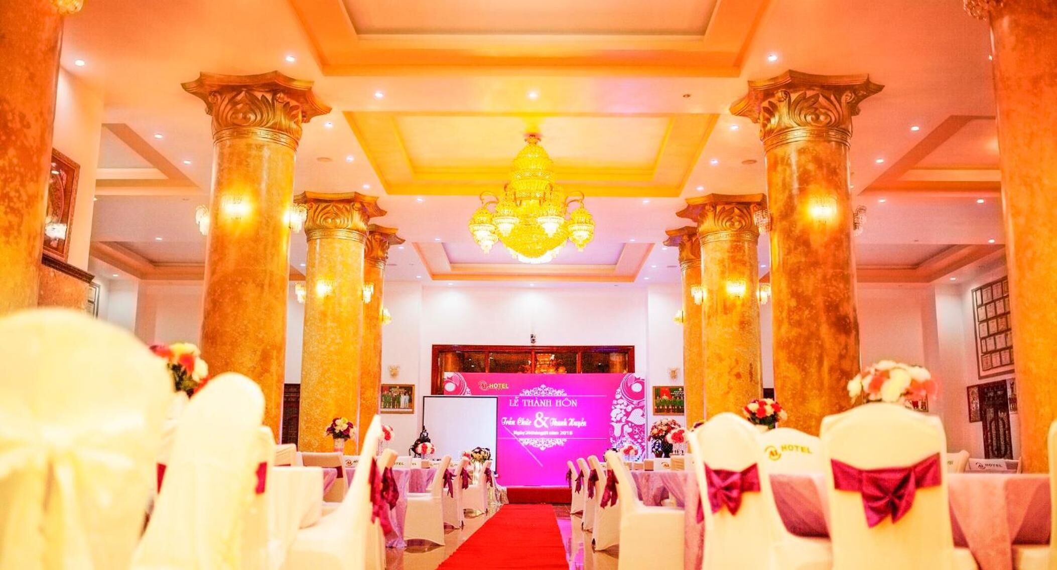 Phục vụ bữa sáng, bữa trưa và bữa tối 