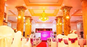 Breakfast, lunch and dinner served