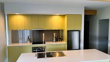 Mikroaaltouuni, liesi, espressokone, kahvin-/teenkeitin