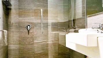 Sandpiper Villa | Bathroom | Shower, free toiletries, hair dryer, towels