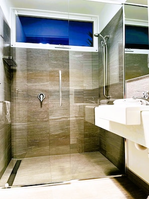 Sandpiper Villa | Bathroom | Shower, free toiletries, hair dryer, towels